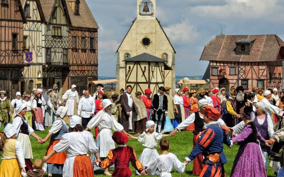 A live performance in a château courtyard